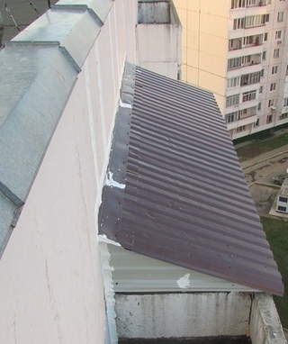 установка скатного козырька, монтаж козырька балкона